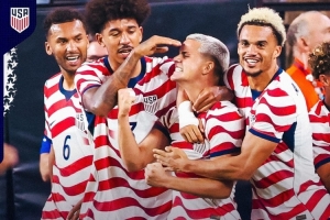 绝了！十人墨西哥三送失误0-3美国 查韦斯双手掌掴染红兰赫尔送礼